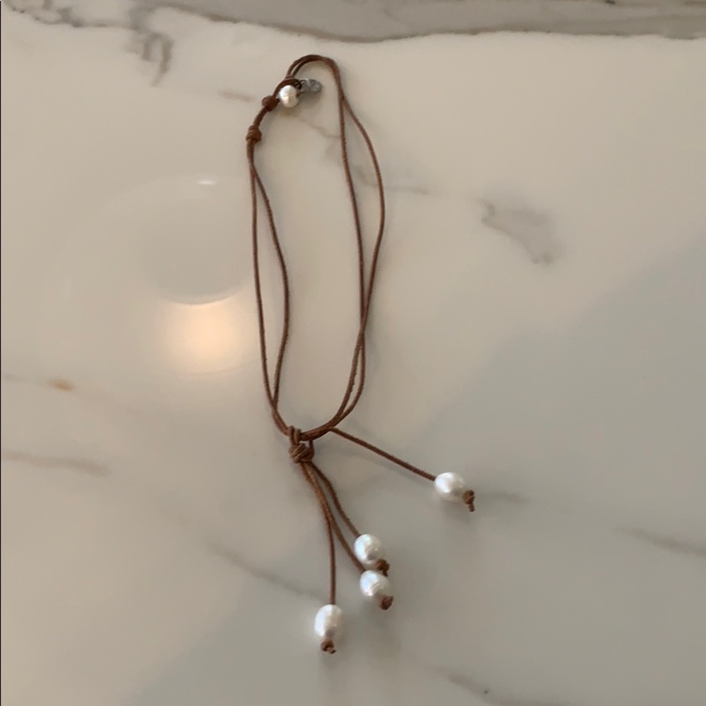 Leather necklace with faux pearls